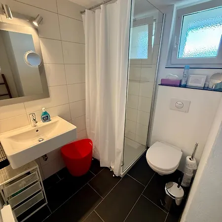 Family Lakeside Mountain Views Apartment