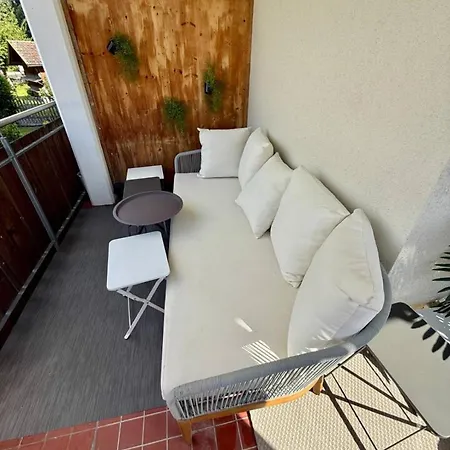 Family Lakeside Mountain Views Apartment